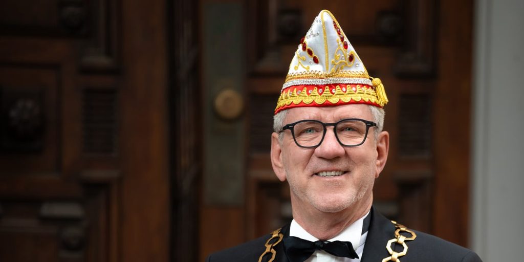 Der CC-Präsident vor dem Haus des Karnevals: Seit April 2024 steht Lothar Hörning dem Dachverband des Düsseldorfer Karnevals vor.