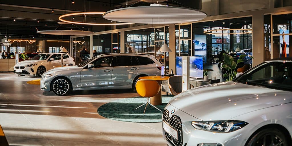 Das Autohaus wirkt nach dem Umbau wie ein stylishes Wohnzimmer.