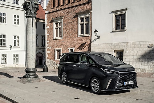 Hochwertige Materialien schaffen im Lexus LM ein luxuriöses Reiseambiente