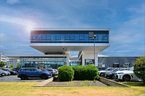 In der BMW Niederlassung an der Theodorstraße befindet sich dasFahrzeug, auch während sein Besitzer im Urlaub ist, in guter Obhut.