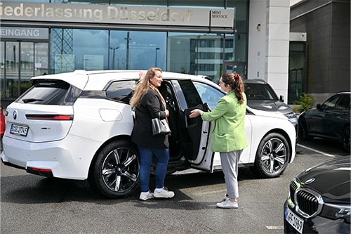 Mit dem Airport Service kommen BMW- und MINI-Fahrer ganz bequem zum Flughafen und wieder zurück.