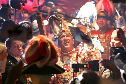 Der erste Ritterschlag für Lothar Hörning. Das Foto zeigt ihn als Prinz Lothar I. bei der Sitzungsparty der KG Regenbogen 2009.