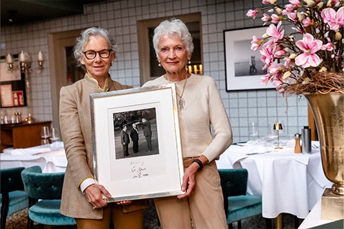 Manuela Schmitz und Brigitte Lünstroth mit dem von Helmut Kohl (r.) und Michail Gorbatschow (Mitte) signierten Originalfoto